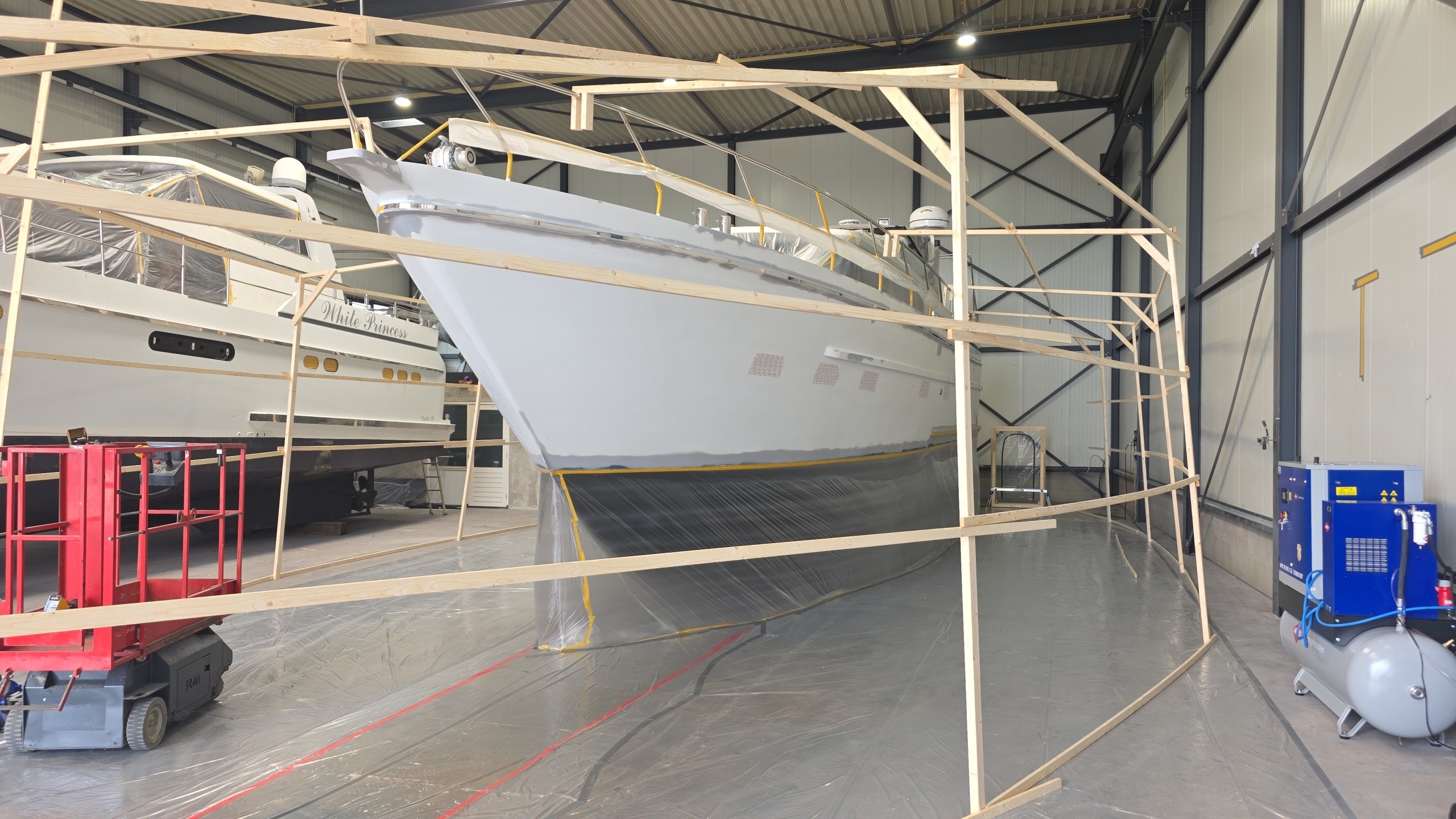 Jacht gemaskeerd en gereed voor spuiten op Urk
